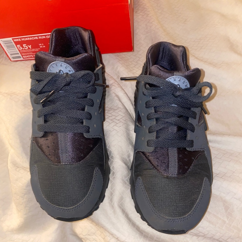 Kids 6Y or 7 Women’s Cool Grey / black Nike Huarache  with box